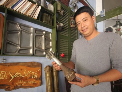 Anh Thân Anh Hoàng Vũ cầm vỏ đạn cối 81 sót lại trong chiến tranh. Ảnh: Đắc Thành.