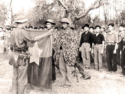 Quân Giải phóng miền Nam nhận cờ và mệnh lệnh chiến đấu trước giờ xuất kích. Ảnh: Tư Liệu