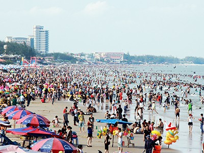 Bãi biển Vũng Tàu đông nghịt người chiều 30/4. Ảnh: Nguyễn Khoa