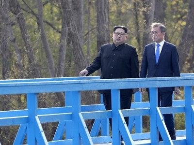 Lãnh đạo Triều Tiên Kim Jong-un (trái) đi dạo với Tổng thống Hàn Moon Jae-in tại Panmunjom ngày 27/4. Ảnh: AFP.