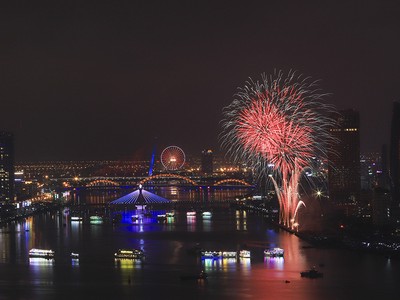 Người nước ngoài thích thú với màn pháo hoa dịp lễ 30/4