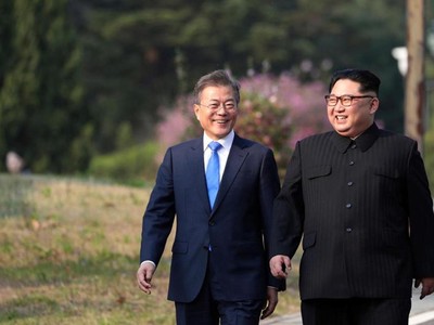 Tổng thống Hàn Quốc và nhà lãnh đạo Triều Tiên tại làng Bàn Môn Điếm hôm 27/4. Ảnh: AP.