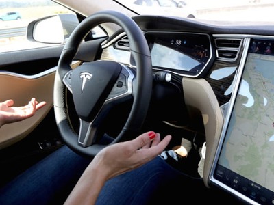 Autopilot trên xe Tesla là chế độ tiên tiến nhưng chưa thể thay thế người lái trong nhiều điều kiện cần kíp.