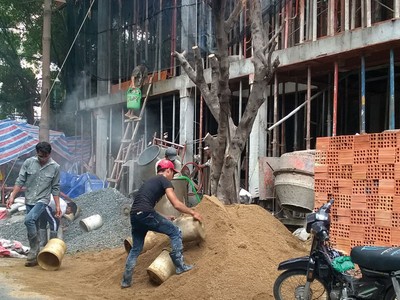 Đang vào cao điểm mùa xây dựng nên việc thi công tại công trình khá nhộn nhịp