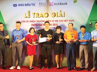 Ông Lê Anh Minh, ngoài cùng bên phải, đại diện nhà tài trợ trao giải cho các vận động viên tham dự giải golf từ thiện Swing for the Kids 2018 do Báo Đầu tư tổ chức