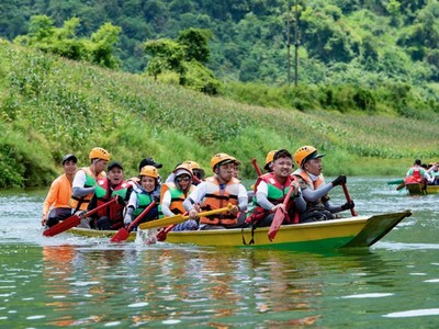 Chèo thuyền vượt sông, chạy đua xuyên hang động Tú Làn