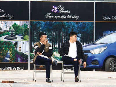 Môi giới địa ốc chờ khách tại một dự án trên quận Nam Từ Liêm, Hà Nội