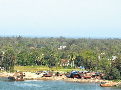 Những khu đất gần biển dưới chân cầu Cửa Đại đang được nhiều nhà đầu tư săn tìm. 