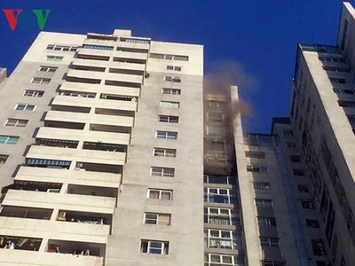 Khói nghi ngút bốc lên từ tầng 18 của chung cư.