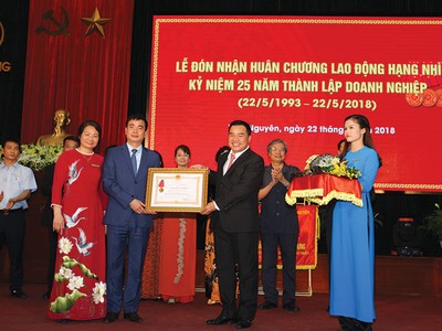 Ông Nguyễn Văn Tuấn (bên trái), Chủ tịch Hội đồng quản trị Thái Hưng thay mặt Công ty đón nhận Huân chương Lao động hạng Nhì