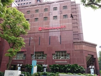 Một trung tâm thương mại Takashimaya tại Singapore là địa điểm mua sắm thu hút đông đảo du khách trong nước và quốc tế