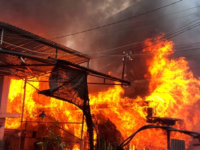 Cháy 5 căn nhà, cả khu dân cư ở miền Tây náo loạn