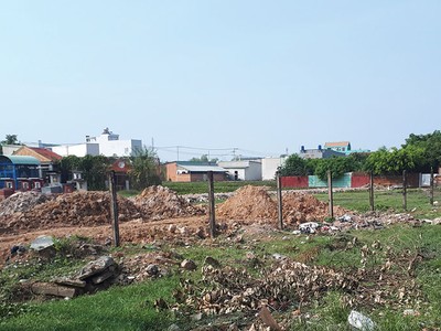 Một lô đất nông nghiệp đang được san lấp để phân lô bán nền tại xã Vĩnh Lộc B, huyện Bình Chánh, TP.HCM.