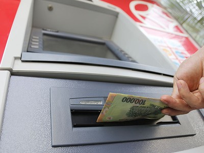 Các đối tượng lừa đảo áp dụng nhiều phương thức để chiếm đoạt tiền của chủ thẻ, khách hàng của ngân hàng