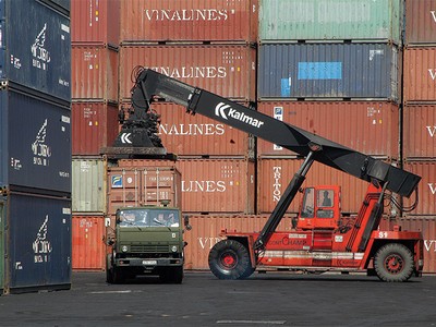 Việt Nam là nền kinh tế phụ thuộc vào thương mại cao thứ hai ở Đông Nam Á, sau Singapore