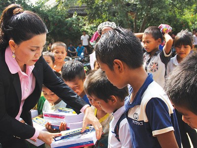 Dù rất bận rộn, nhưng bà Đặng Thị Kim Oanh luôn trực tiếp tham gia, điều hành mọi chương trình thiện nguyện