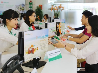 Với kết quả kinh doanh cải thiện, nhiều nhà băng mạnh tay chia cổ tức, tạo tác động tích cực lên tâm lý nhà đầu tư, nhất là khi cổ phiếu “vua” đã tăng so với trước