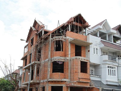 Do ảnh hưởng của thời tiết, nên tiến độ của nhiều công trình bị ảnh hưởng. Ảnh: Việt Dũng