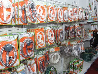 Các linh kiện thiết bị vệ sinh đi kèm rất dễ bị làm giả, nên người tiêu dùng cần hết sức chú ý khi mua