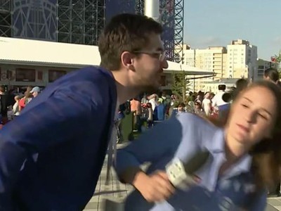 Júlia Guimarães tránh nụ hôn của người đàn ông lạ mặt. Ảnh chụp từ clip.