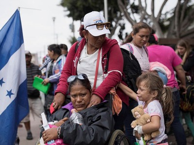 Một đoàn người từ Trung Mỹ đến biên giới Mỹ - Mexico để chờ xin tị nạn. Ảnh: AP.