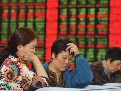Thị trường chứng khoán Trung Quốc đang theo đà đi xuống, tạo rủi ro cho các cổ phiếu đang thế chấp tại CTCK