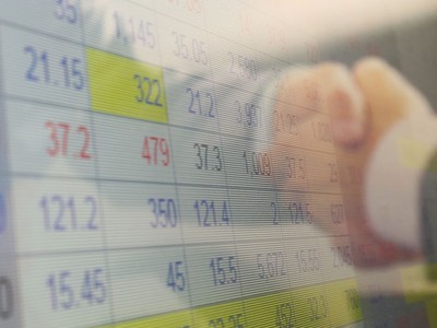 Ván bài “săn” công ty chứng khoán Việt