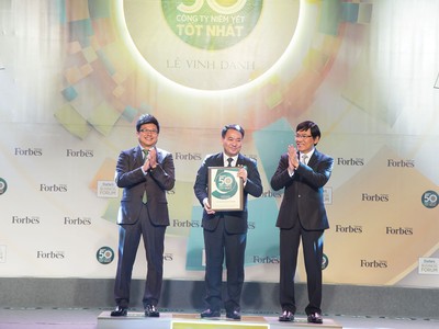 Lãnh đạo PNJ nhận Chứng nhận Top 50 niêm yết kinh doanh tốt nhất 2018.