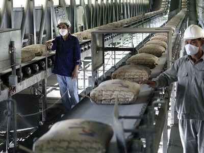 Doanh nghiệp vật liệu xây dựng: Ông lớn đi lùi