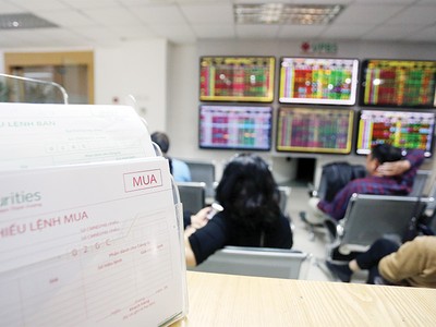 “Đau đầu” cứu giá cổ phiếu