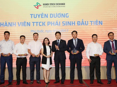 HNX vinh danh 7 thành viên đầu tiên trên thị trường phái sinh (tháng 10/2017).