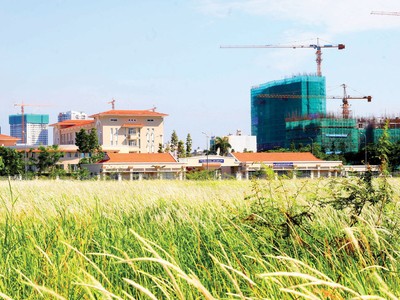 Các dự án treo không chỉ gây lãng phí nguồn lực mà còn làm xấu bộ mặt đô thị. Ảnh: Lê Toàn