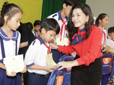 Bà Đặng Thị Kim Oanh luôn dành nhiều tâm huyết cho ngành giáo dục thông qua các hoạt động thiện nguyện như chương trình “Vì mầm xanh tương lai”