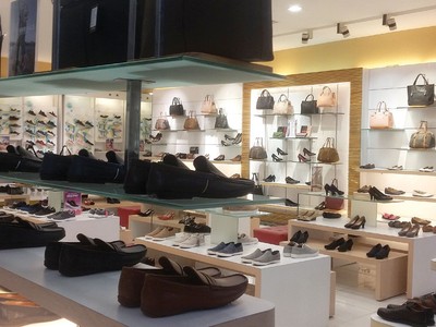 Nhiều người cho rằng, những cửa hàng vắng khách một phần do phong thủy không tốt. Ảnh: Thành Nguyễn