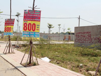 Các banner, tờ phướn quảng cáo dự án lại xuất hiện dày đặc ở khu vực quận 9. Ảnh: Việt Dũng 