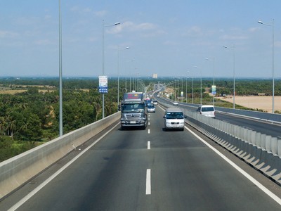 Hạ tầng giao thông kết nối phát triển giúp bất động sản Long An lọt vào tầm ngắm của các nhà đầu tư.