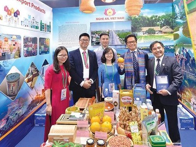 Dù kinh doanh nhỏ hay lớn, doanh nhân Việt đang góp phần công sức tạo nên sức mạnh của nền kinh tế. Trong ảnh: Ông Vũ Tiến Lộc (thứ hai, từ phải sang) thăm gian hàng giới thiệu sản phẩm của doanh nghiệp địa phương tại Triển lãm bên lề Hội nghị Thượng đỉnh kinh doanh Việt Nam 2017