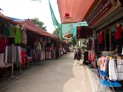 Làng lụa Vạn Phúc là một làng nghề dệt lụa tơ tằm đẹp nổi tiếng có lịch sử từ ngàn năm trước. Trong ảnh: Chợ lụa Vạn Phúc (ảnh Internet)