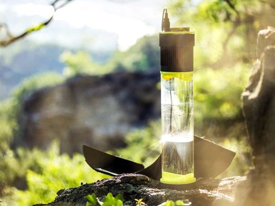 Bình nước tự nạp bằng cách chuyển không khí ẩm thành nước uống