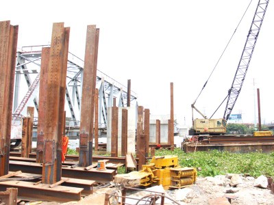 Thực tế công trường Dự án BOT cầu Bình Lợi. Ảnh: G.H