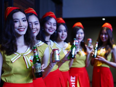 Các cô gái xinh đẹp giới thiệu sản phẩm bia Amstel lần đầu ra mắt.