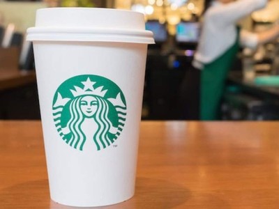 Mẫu cốc mới của Starbucks do kỹ sư Emily Alexander thiết kế, với phần nắp thay thế cho ống hút