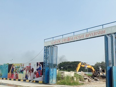 Dự án Dream Home Riverside nằm cạnh con rạch khá ô nhiễm, nhưng lại được quảng cáo gắn với hình ảnh con sông xanh biếc.