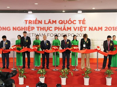 Cắt băng khai mạc Triển lãm Vietnam Foodexpo 2018.