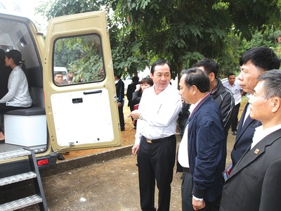 Tổng giám đốc Agribank Tiết Văn Thành (áo trắng) kiểm tra giao dịch thử nghiệm tại huyện Ngọc Lặc, tỉnh Thanh Hóa
