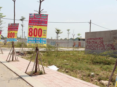 Cảnh rao bán đất nền lại diễn ra nhộn nhịp tại quận 9. Ảnh: Việt Dũng