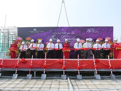 Các đại biểu cắt băng tại lễ cất nóc tòa nhà.