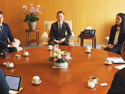 Ông Hyun Man Choi (ngồi giữa) và ông Moon Kyung Kang (thứ ba từ trái sang) tiếp đoàn nhà báo Việt Nam tại trụ sở Tập đoàn Mirae Asset ở Thủ đô Seoul