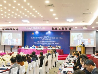 Phó thủ tướng Vũ Đức Đam trao đổi với Lãnh đạo Bộ Kế hoạch và Đầu tư tại sự kiện.