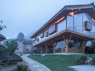 Nhà sách thơ mộng giữa sương mờ